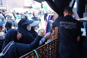 همدلی و همکاری خادمان عراقی و ایرانی در موکب امام رضا علیه‌السلام