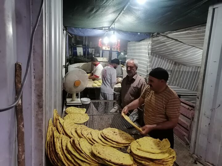 تنورهایی که به عشق حسین(ع) روشن می‌شوند؛ روایت نانِ نذری خوسف در کاظمین