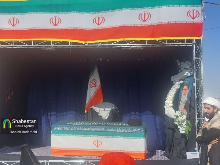 عزاداری زائران پیاده اربعین در کنار تابوت نمادین قائد شهید