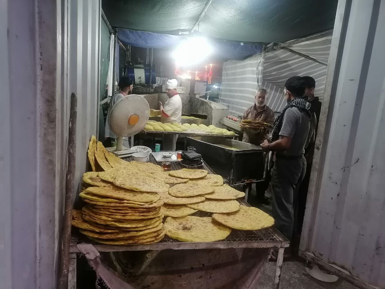 تنورهایی که به عشق حسین(ع) روشن می‌شوند؛ روایت نانِ نذری خوسف در کاظمین