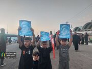 تصاویر قائد شهید و رهبر معظم انقلاب در دستان فرزندان موکب‌داران عراقی