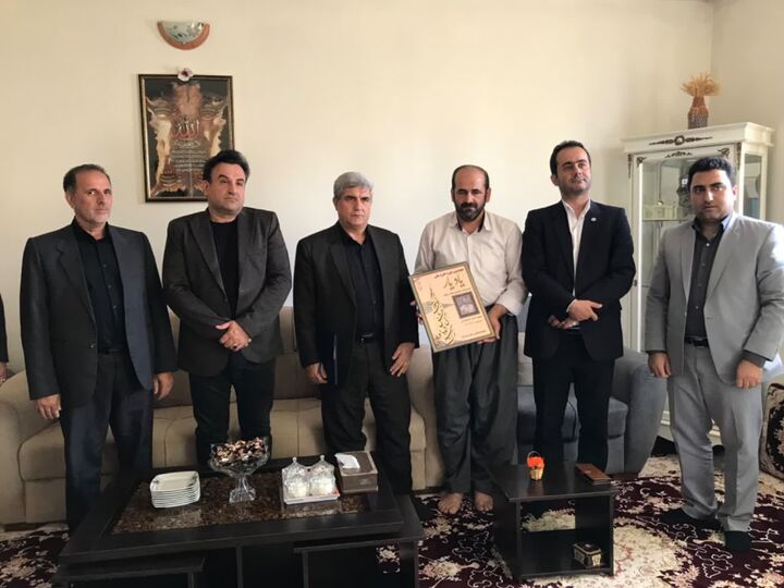 دیدار معاون استاندار کردستان با خانواده شهید «اسامه محمودیان»