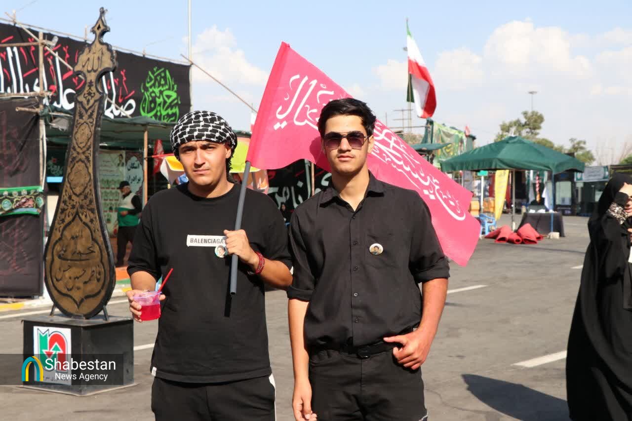 «یا لثارات الحسین»؛ پرچمی که همقدم زائران اربعین شد