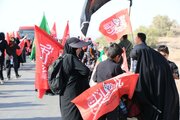پیاده‌روی جاماندگان اربعین در کرمان با پرچم‌های سرخ خون‌خواهی