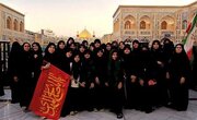دختران کانون «چشمه حکمت» شیراز با پرچم «یالثارات الحسین(ع)» در مسیر پیاده‌روی اربعین
