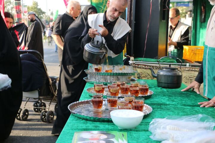 پذیرایی از عاشقان ابا عبدالله الحسین(ع) در مسیر پیاده‌روی اربعین