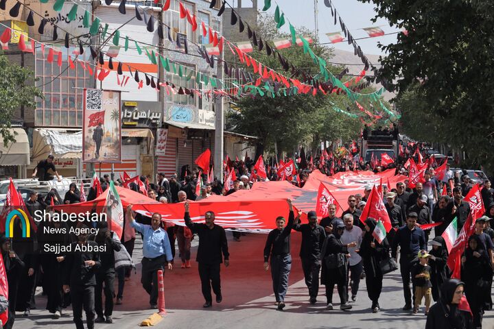 پرچم سرخ خونخواهی بر دستان جاماندگان اربعین در بروجرد
