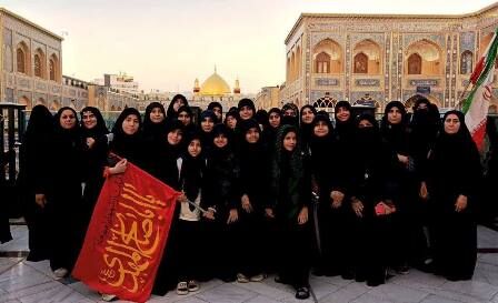 دختران کانون «چشمه حکمت» شیراز با پرچم «یالثارات الحسین(ع)» در مسیر پیاده‌روی اربعین