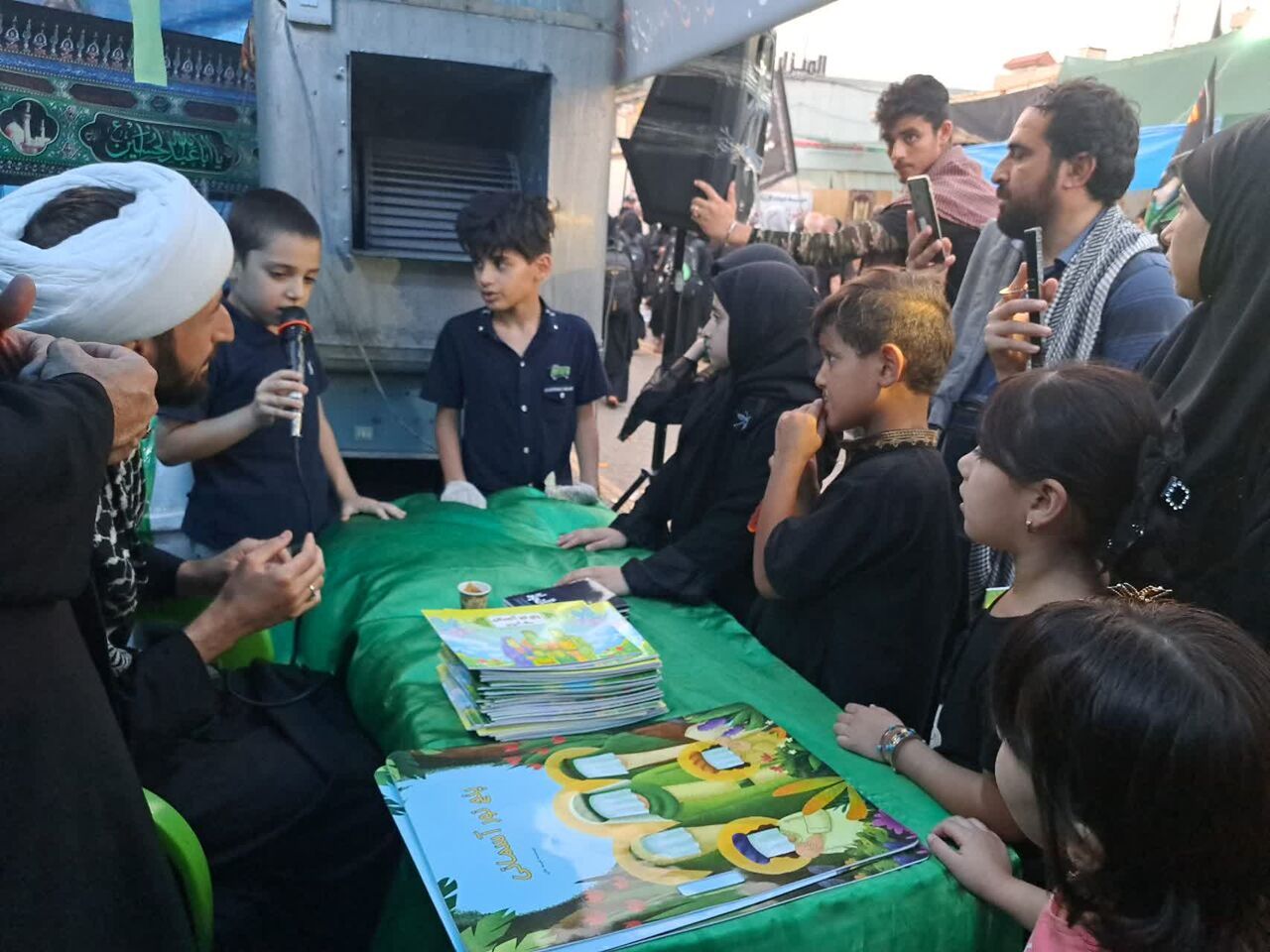 بانوانی که «خدمت» را نذر امام حسین(ع) کردند؛ روایت ۱۰ سال خادمی بچه های مسجد صاحب‌الزمان(عج)