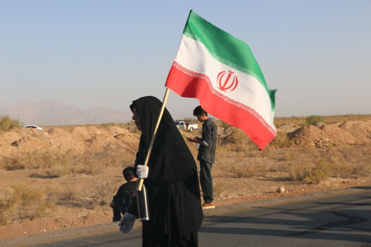 پیاده‌روی جاماندگان اربعین در کرمان با پرچم‌های سرخ خون‌خواهی