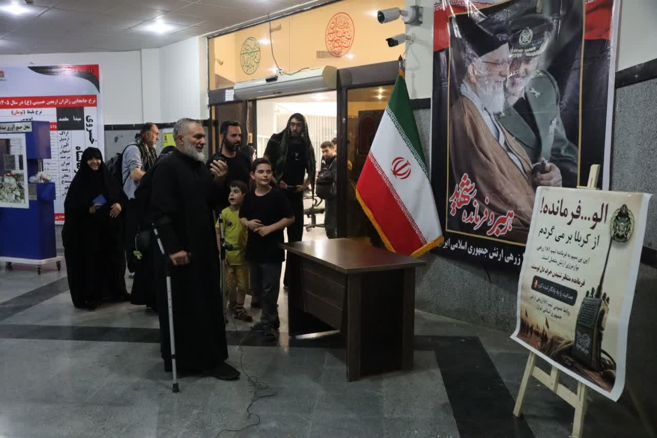 «الو فرمانده»؛ نجواهای زائران اربعین با فرمانده تیپ ۱۸۱ زرهی در مسیر بازگشت