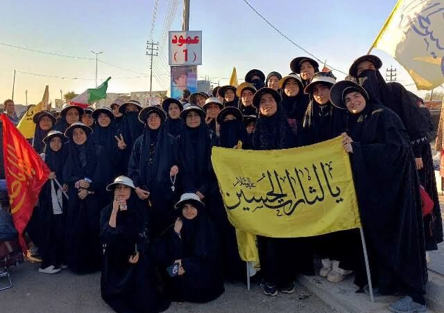 دختران کانون «چشمه حکمت» شیراز با پرچم «یالثارات الحسین(ع)» در مسیر پیاده‌روی اربعین