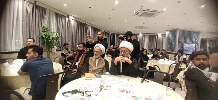 فعالان اربعین از جهان در کربلا گرد هم آمدند/اهدای تکه فرش حرم رضوی به فعالان اربعینی جهان