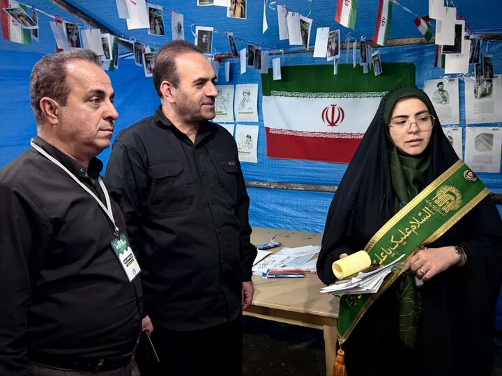 میعادگاهِ اشک و عطرِ رضوی؛ وقتی در دروازه‌ی ملایر، غبارِ کربلا با بوسه‌ی خادم یاران رضوی شسته می‌شود