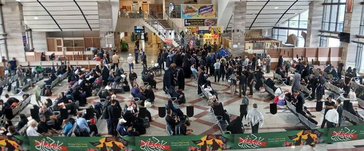 قطار خدمت رضوی به ایستگاه راه‌آهن کرمانشاه رسید؛ استقرار فوری دو موکب امام رضا(ع) برای استقبال از موج بازگشت زائران اربعین