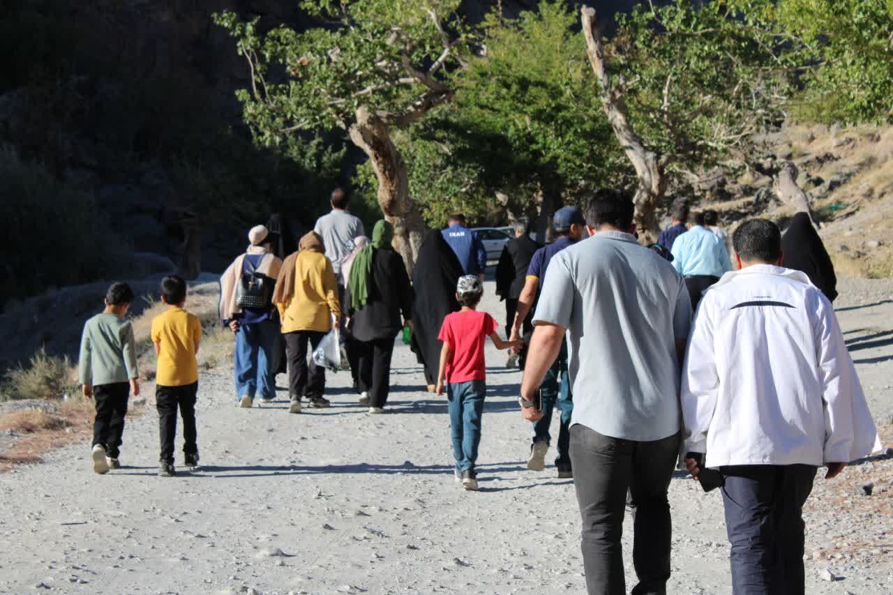 قدمهای بیخبر در سکوتِ کوهستان