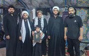 یادگاری از رهبر شهید برای خیرین و موکبداران عراقی از سوی خادمان کانون ولیعصر(عج)