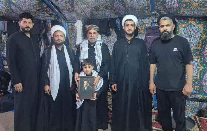 یادگاری از رهبر شهید برای خیرین و موکبداران عراقی از سوی خادمان کانون ولیعصر(عج)