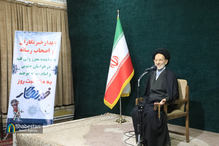 خبرنگاران با عبور از موانع رسانه‌ای دشمن، حقیقت را به گوش جهان برسانند