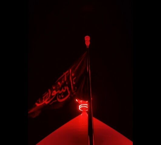 اهتزاز پرچم یا رسول(ص) بر فراز حرم امام علی(ع) در آستانه سالروز ارتحال پیامبر اکرم(ص)