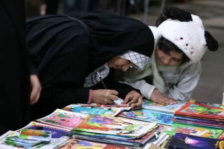 در شب‌های پاسداری از خیابان، کتابخوانی تعطیل نیست؛ میز کتاب موکب مسجد امام حسین(ع) شیراز برپا شد