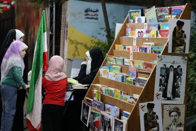 در شب‌های پاسداری از خیابان، کتابخوانی تعطیل نیست؛ میز کتاب موکب مسجد امام حسین(ع) شیراز برپا شد