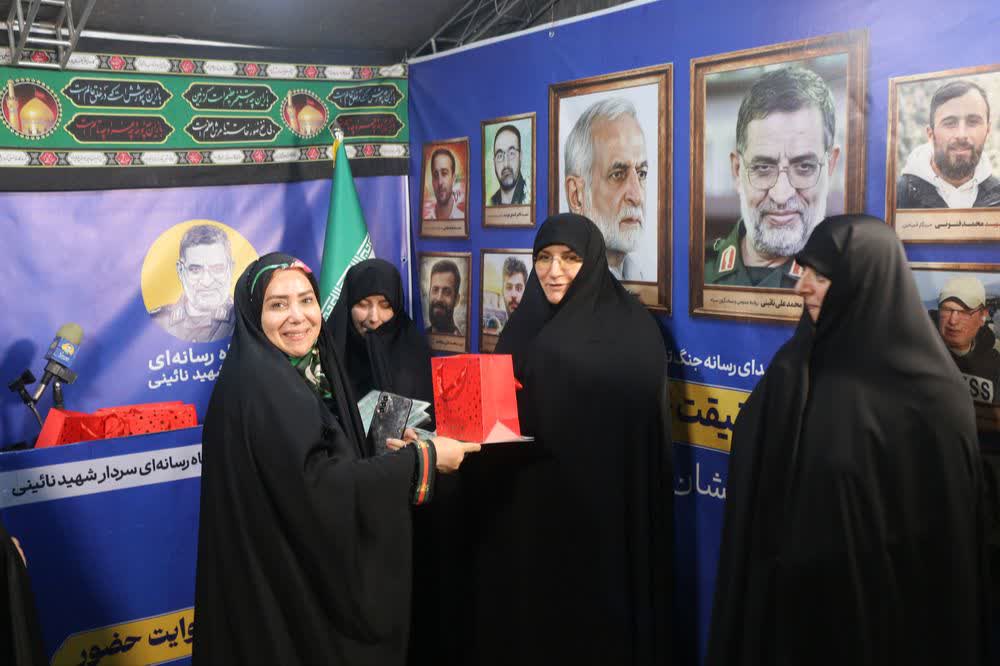 قدردانی از بانوان رسانه‌ای گیلان در سنگر خیابان / خبرنگاری رسالت زینبی است