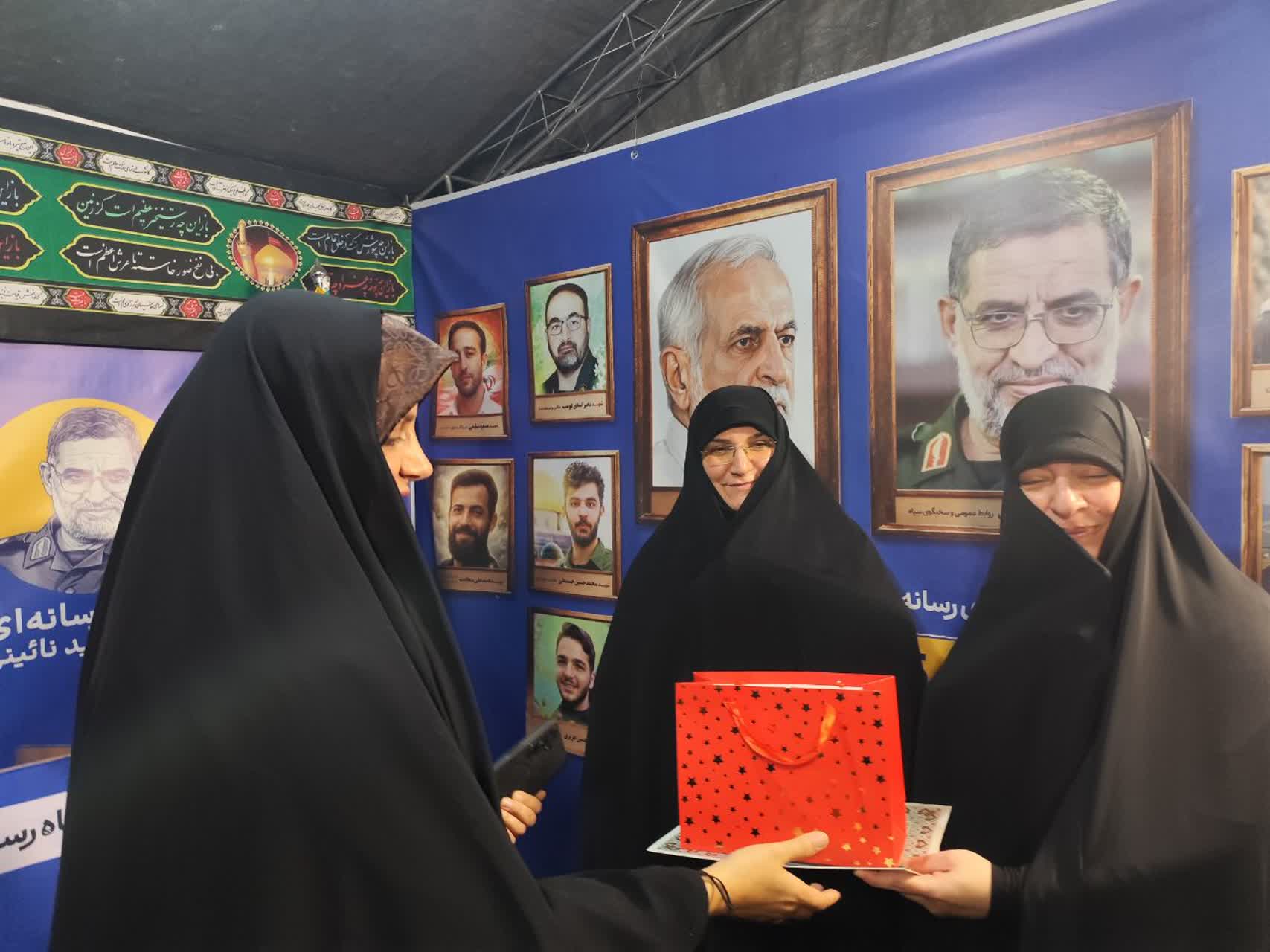 قدردانی از بانوان رسانه‌ای گیلان در سنگر خیابان / خبرنگاری رسالت زینبی است