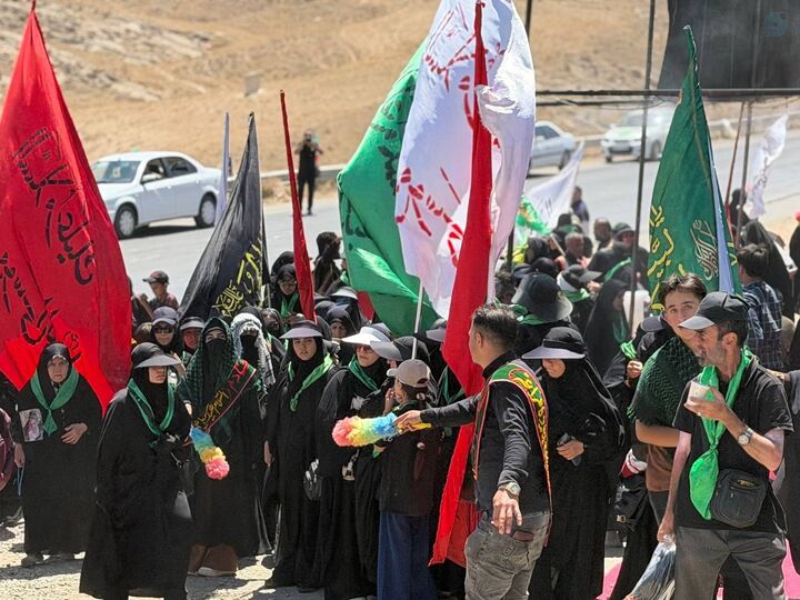 حال و هوای موکب هیئت قرار در مسیر حرکت زائران پیاده امام رضا(ع) به سمت مشهد