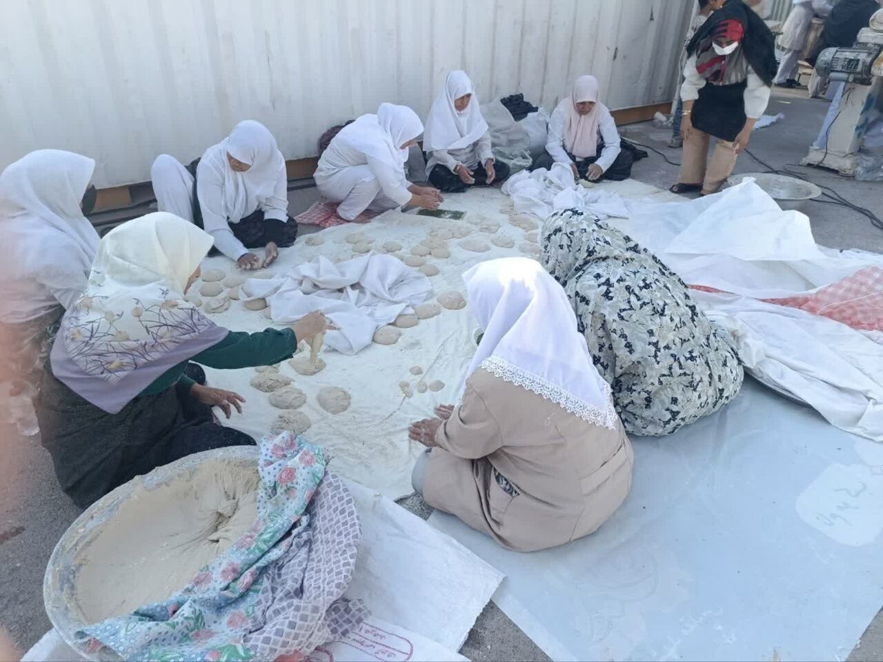 نان گرم، دل‌های گرم؛ روایت عشق مسجدی‌های ارسک در خدمت به زائران امام رضا(ع)