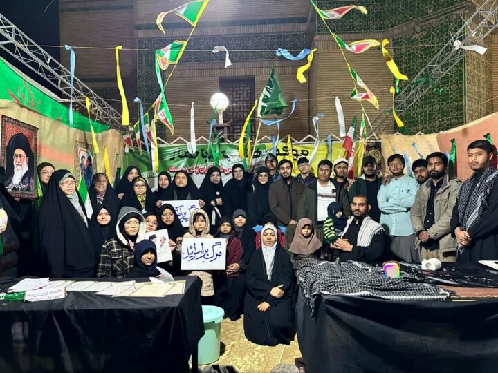 توزیع کتاب در موکب فرهنگی هنری کانون «ذاریات»