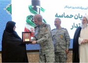فرمانده کل ارتش نشان فداکاری را به خانواده شهید صحرایی اهدا کرد