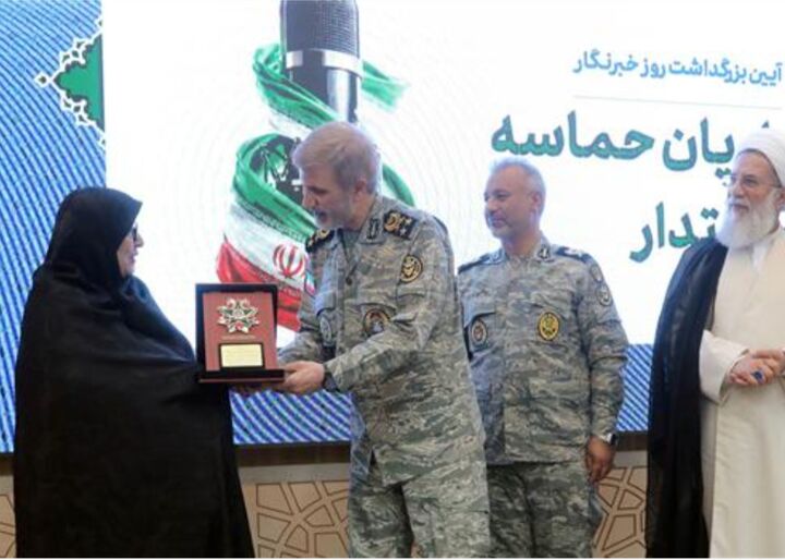 فرمانده کل ارتش نشان فداکاری را به خانواده شهید صحرایی اهدا کرد