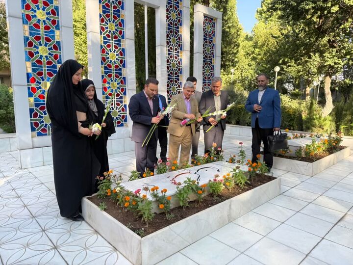 ادای احترام دبیر هیأت عالی گزینش کشور به مقام شامخ شهدای گمنام در کردستان