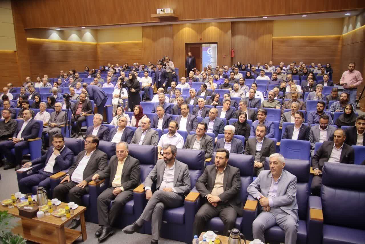 صنعتگران، معدن‌کاران و صادرکنندگان برگزیده استان سمنان تجلیل شدند