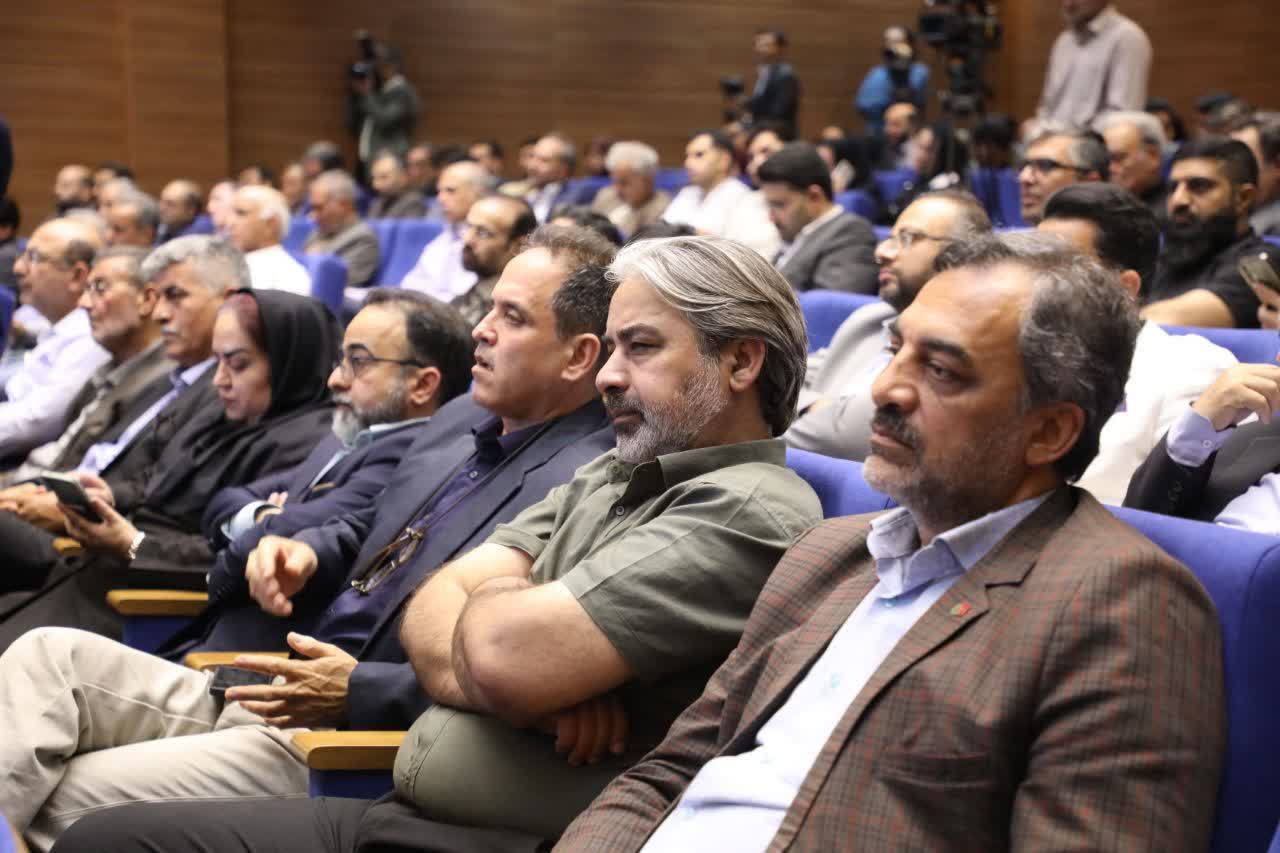 فعالان اقتصادی در حال مقابله با توطئههای دشمنان هستند