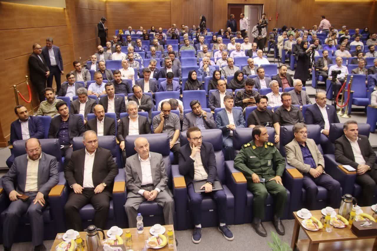 فعالان اقتصادی در حال مقابله با توطئههای دشمنان هستند