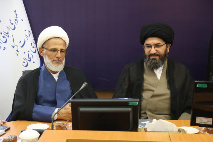 ائمه جمعه ظرفیت مؤثری برای کمک به حل مسائل شهرستان‌ها هستند