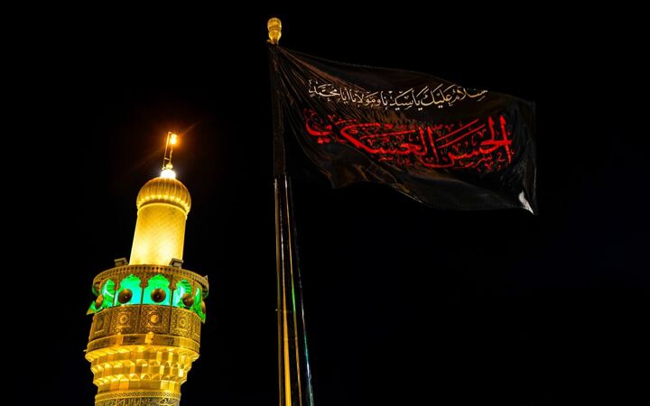 برافراشتن پرچم عزا در حرم امام علی(ع) در  سالروز شهادت امام حسن عسکری(ع)