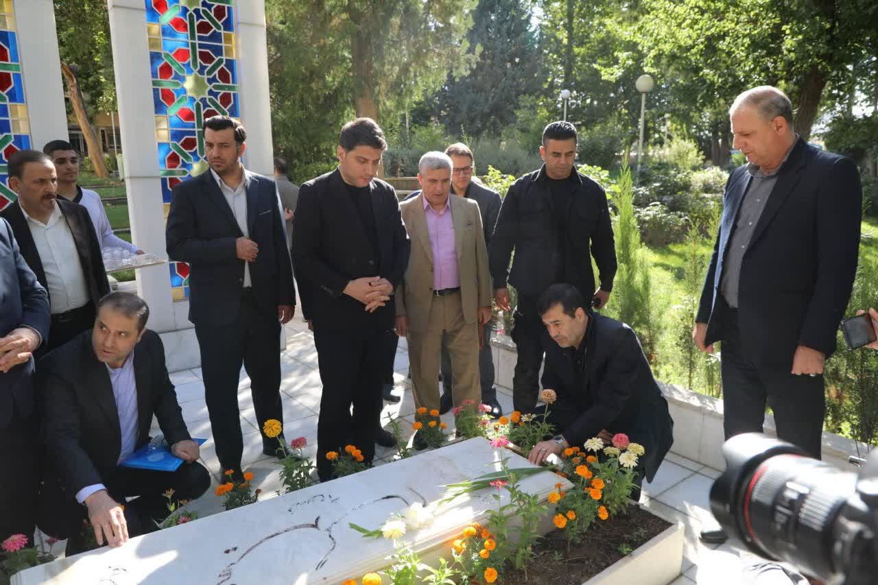 غبارروبی مزار شهدای گمنام استانداری کردستان با حضور وزیر ورزش و استاندار