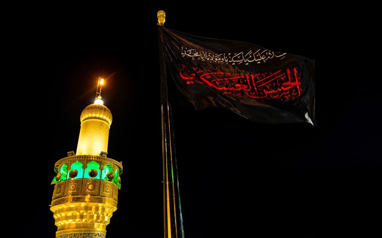 برافراشتن پرچم عزا در حرم امام علی(ع) در  سالروز شهادت امام حسن عسکری(ع)