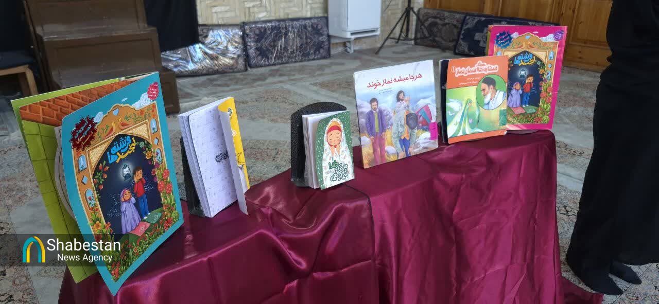 «سجدههای هنری»؛ روایت رنگی کودکان ساروی از نماز برمدار کتاب