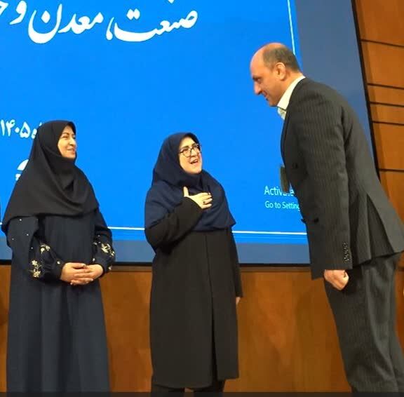 «فولاد کویر» آران و بیدگل تندیس سیمین صنعت سبز ملی را کسب کرد