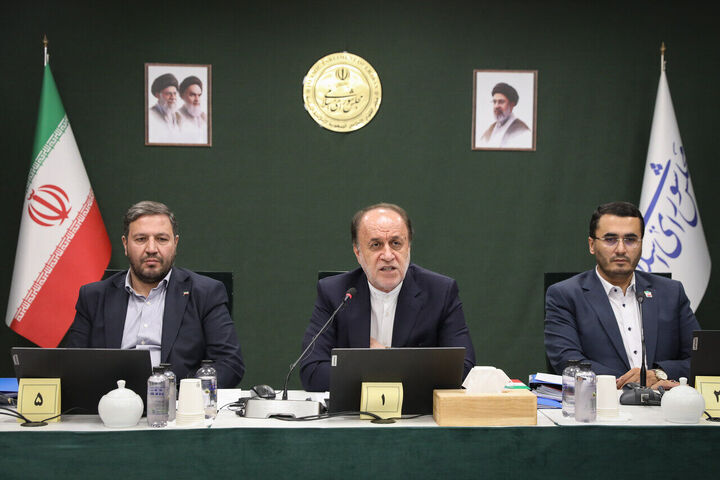 حاجی بابایی: تنگه هرمز در ید ایران است/بازنشستگان باید ۹۰ درصد حقوق شاغلان را دریافت کنند