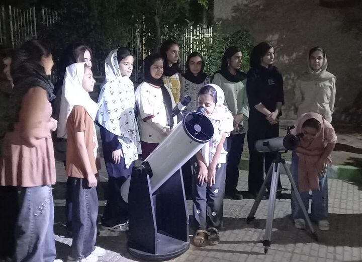 رصد آسمان شب با تلسکوپ در کانون چهار یار نبی(ص)؛ تجربه‌ای فراموش‌نشدنی برای کودکان