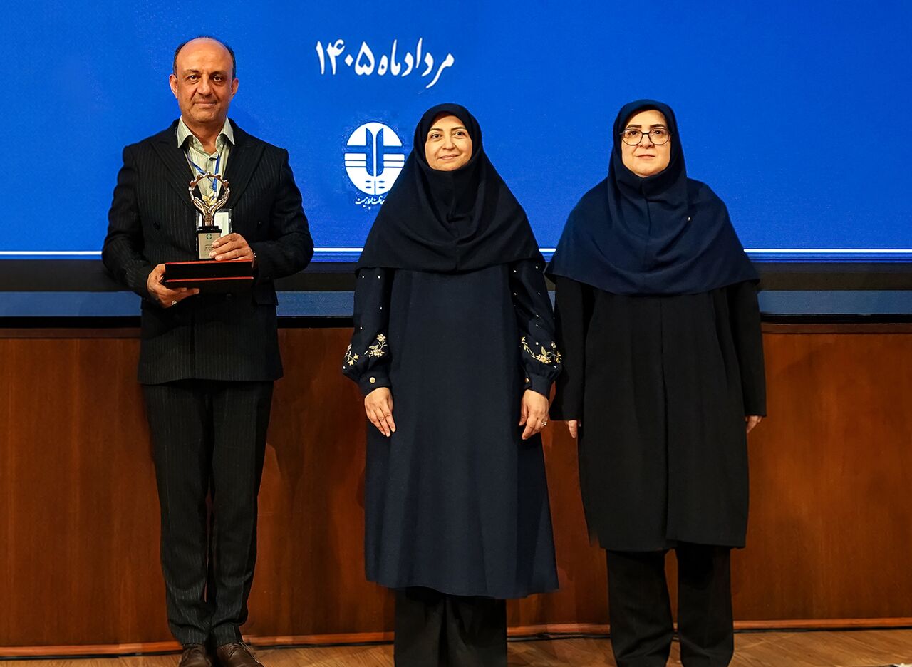 «فولاد کویر» آران و بیدگل تندیس سیمین صنعت سبز ملی را کسب کرد