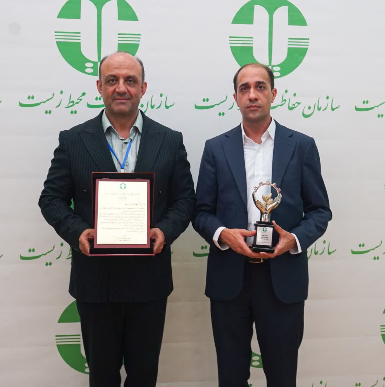 «فولاد کویر» آران و بیدگل تندیس سیمین صنعت سبز ملی را کسب کرد