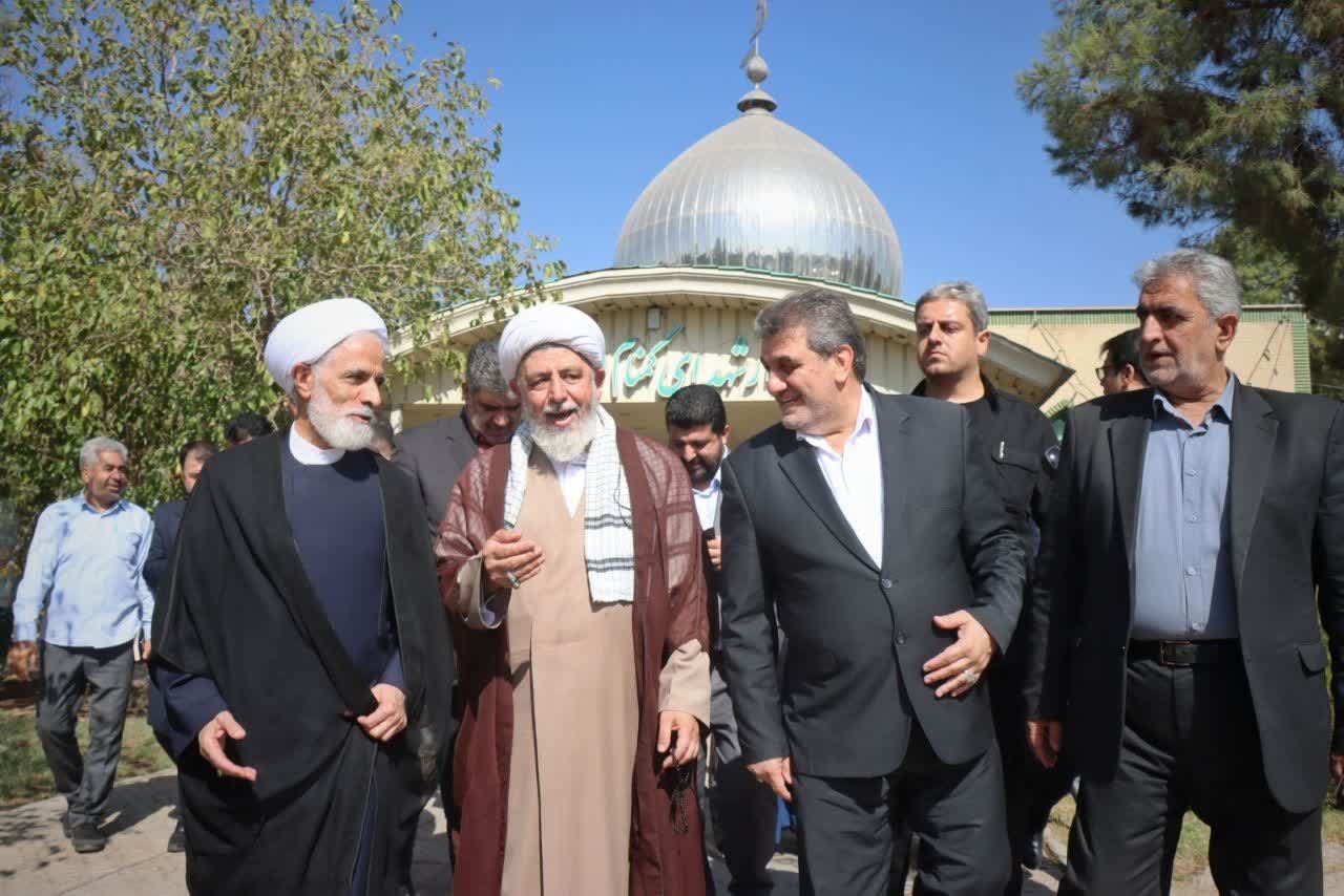 ادای احترام معاون حقوقی رئیس جمهور به ۳ هزار شهید استان سمنان