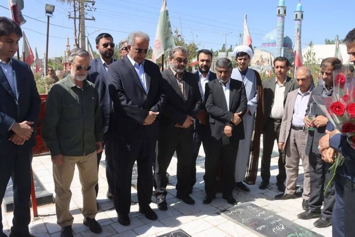 ادای احترام استاندار سیستان و بلوچستان به مقام شهدا در آغاز هفته دولت