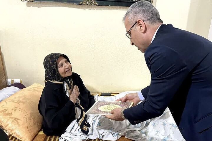 دیدار مدیرکل ارشاد گلستان با مادر شهید مظاهر فردوسی؛ مادران شهدا، جلوه ماندگار صبر و ایثار